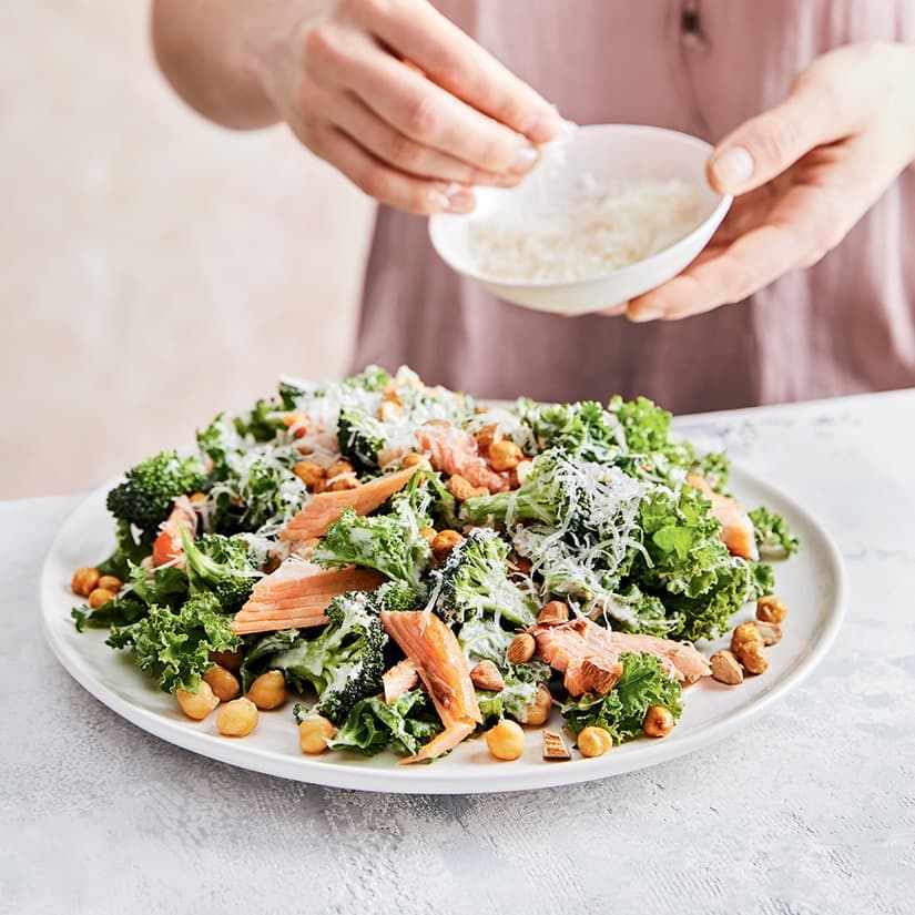 Salade César au kale et à la truite fumée