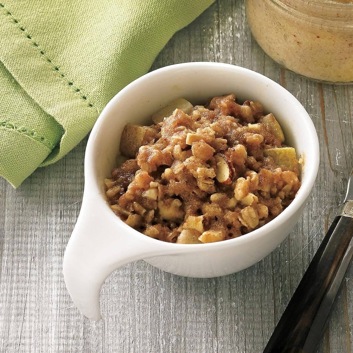 Croustade aux poires dans une tasse