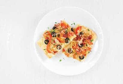 Pizza aux oignons caramélisés et au bacon