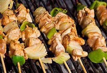 Brochettes de poulet orientales aux graines de sésame