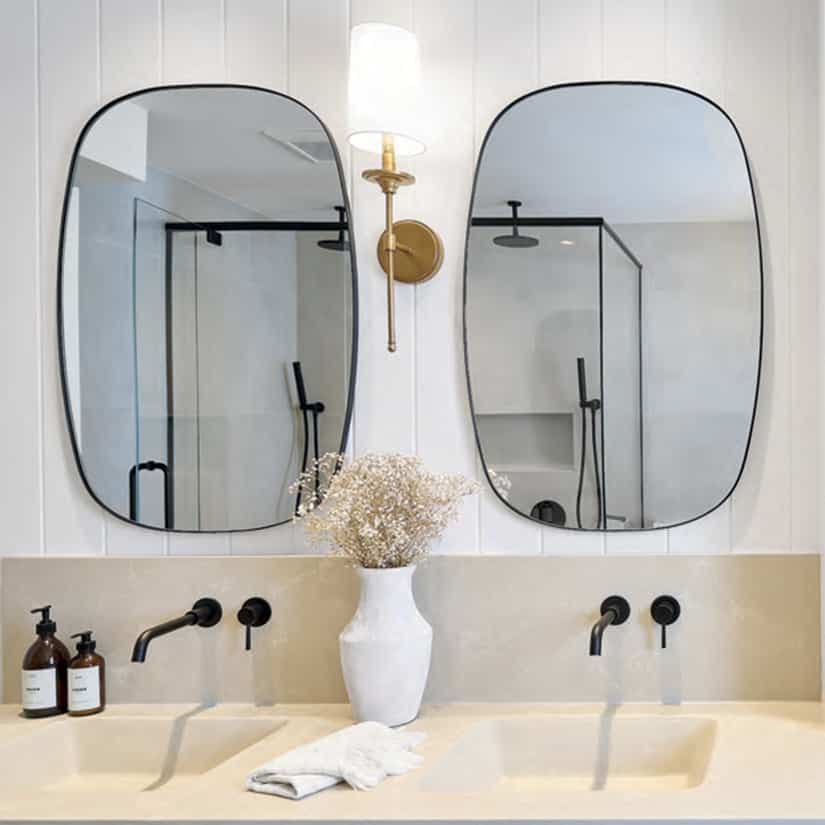 Salle de bains fonctionnelle au design classique