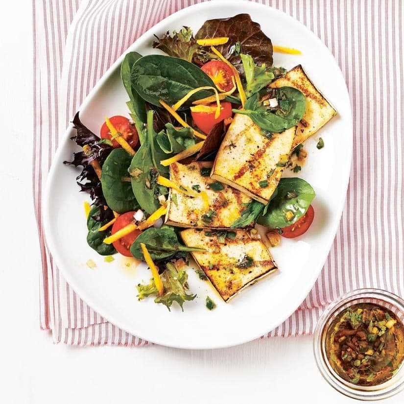Salade-repas au tofu grillé épicé