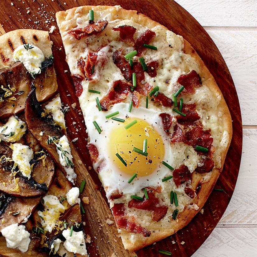 Pizzas grillées oeuf-bacon
