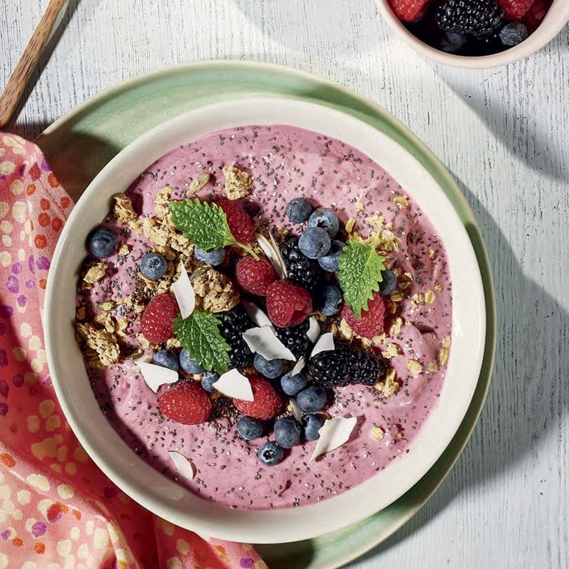 Bol de smoothie aux petits fruits