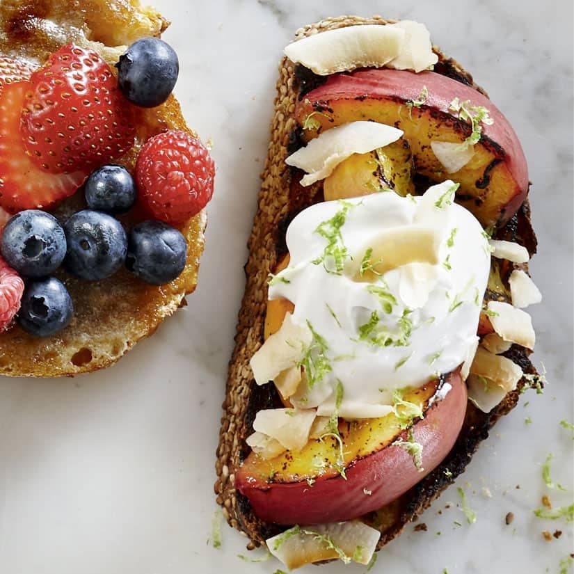 Tartines aux pêches grillées et à la crème de coco