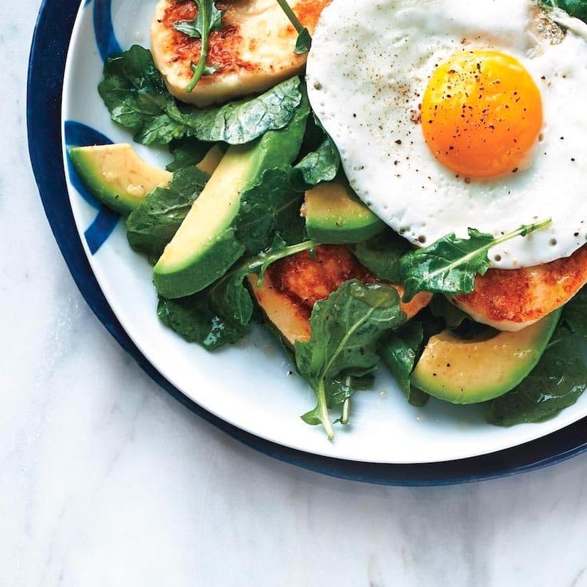 Salade de kale à l'avocat et au fromage halloumi