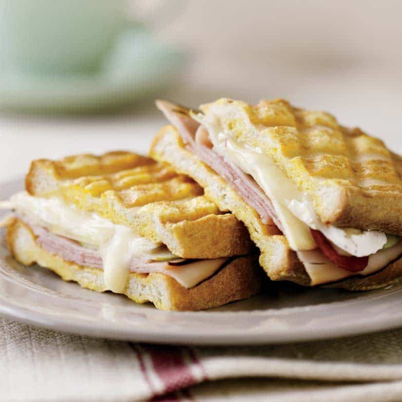 Paninis au jambon, au brie et aux pommes