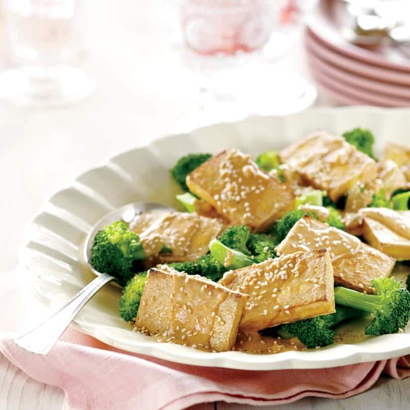Tofu grillé et brocoli vapeur, sauce aux arachides