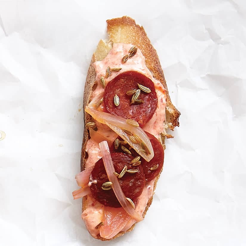 Canapés chorizo, yogourt et purée de poivron