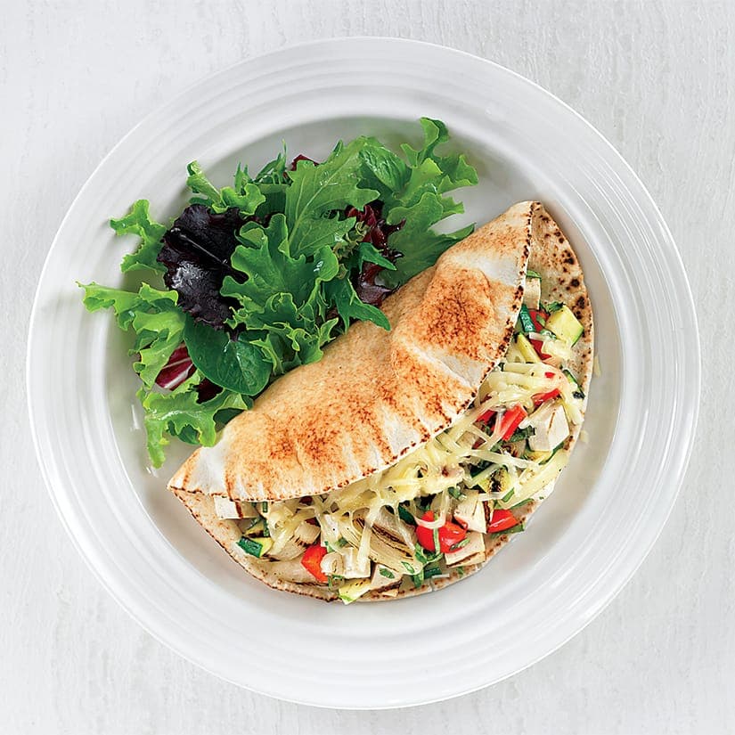 Pitas aux légumes grillés et au tofu