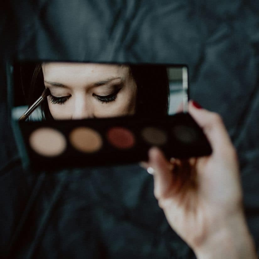 Astuce maquillage simple pour paupières tombantes