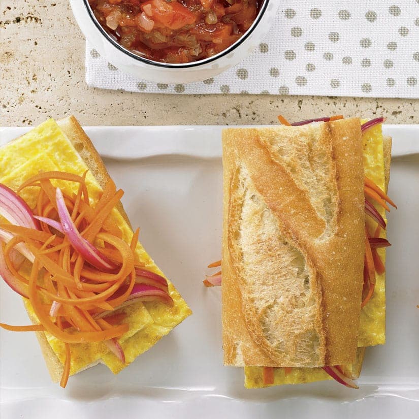 Baguette aux oeufs et à la salade de carottes