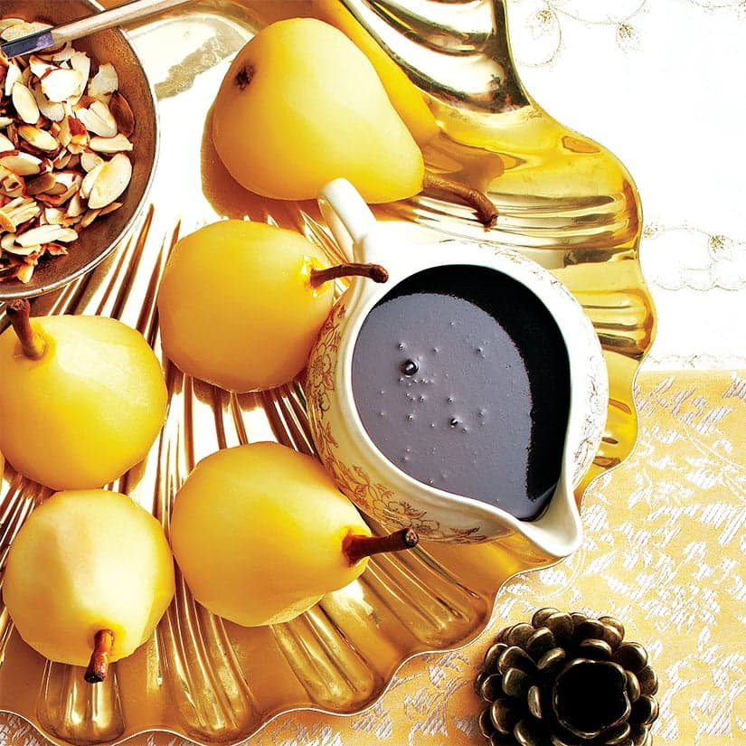 Poires pochées au gingembre, sauce au chocolat