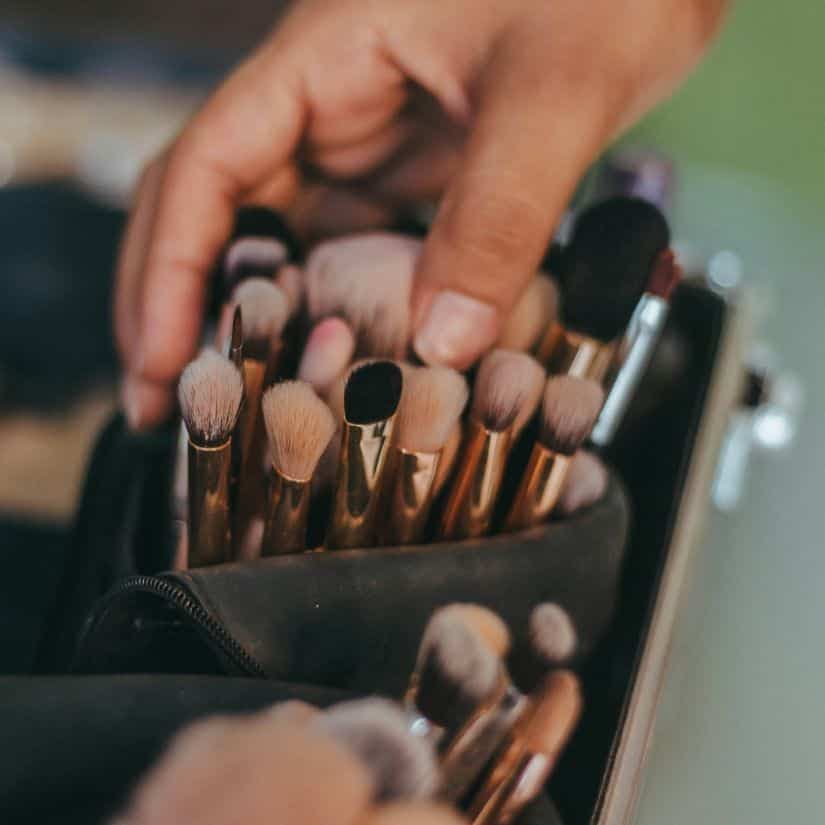 Pinceaux de maquillage : un nid à bactéries ?