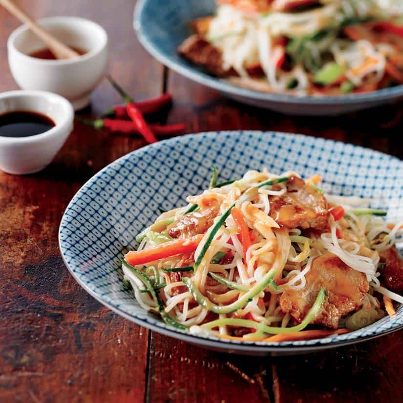 Salade de nouilles au porc à la thaïe
