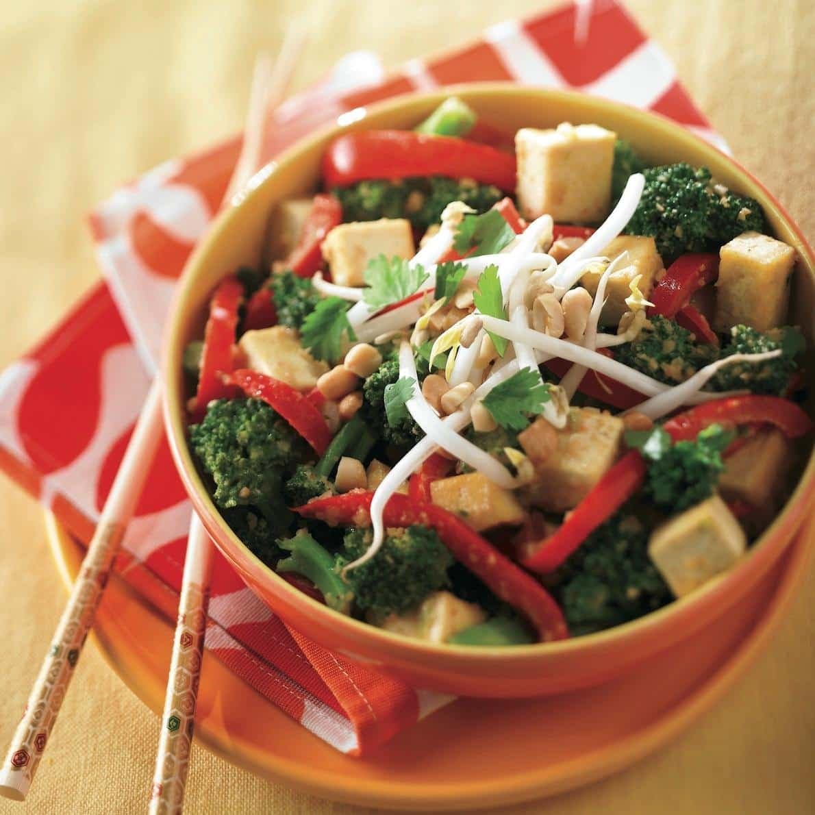 Sauté de tofu et de brocoli, sauce aux arachides