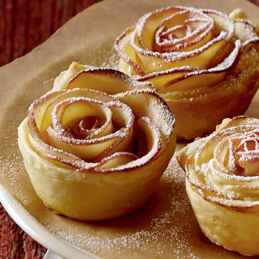 Roses de pommes feuilletées à l’amande