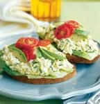 Pain garni aux oeufs et à l'avocat