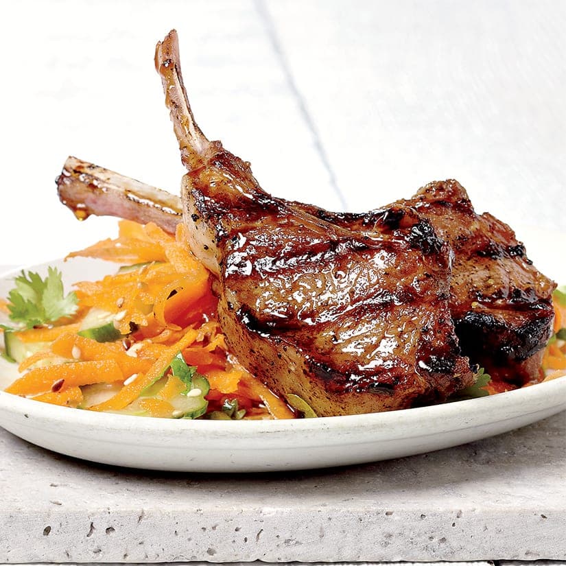 Côtelettes d’agneau grillées et salade de carottes