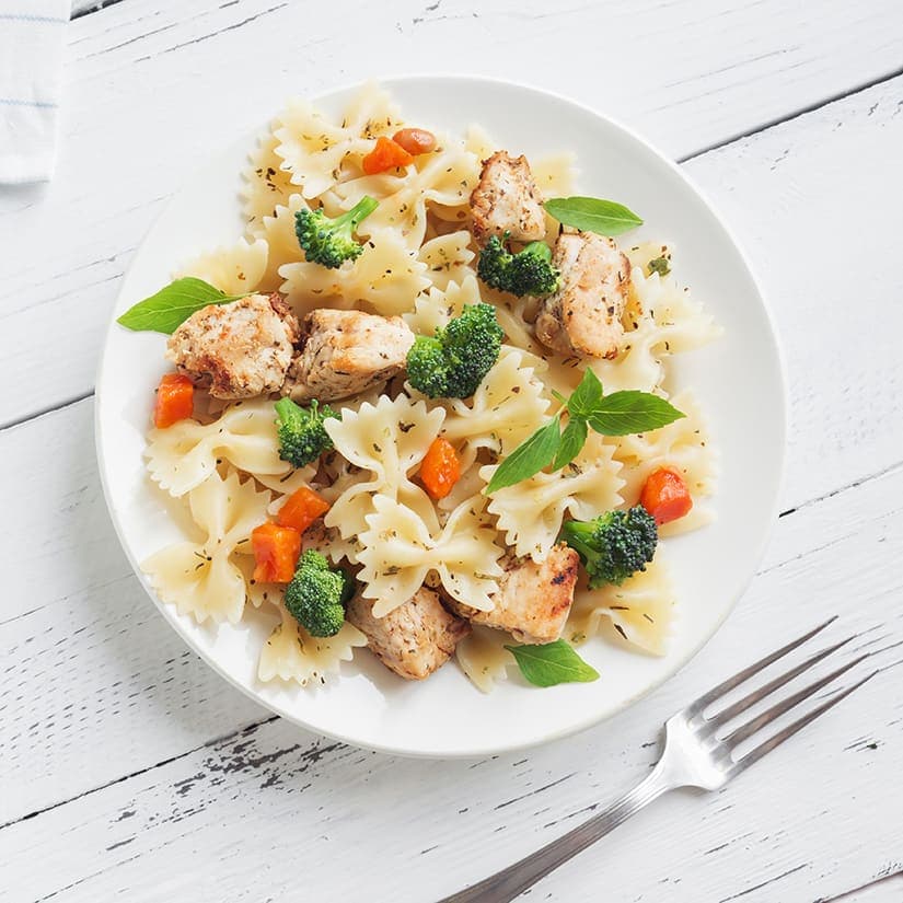 Salade de pâtes au poulet, brocoli et bocconcini