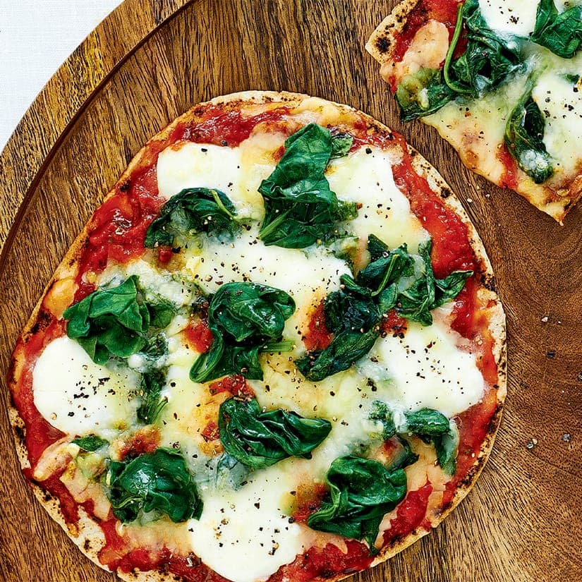 Pizza aux épinards et à la mozzarella