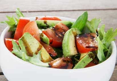 Salade tomates-avocat, vinaigrette anchois