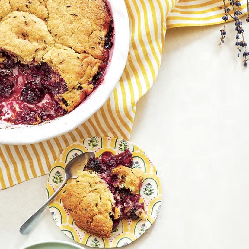 Cobbler aux mûres et à la lavande