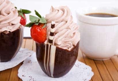 Mousse aux fraises en coupes chocolatées