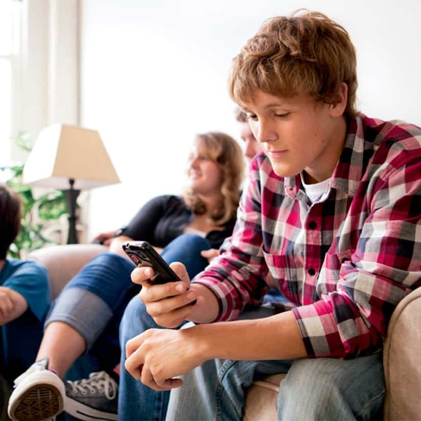 Repas en famille : négocier avec l'ado et son cell