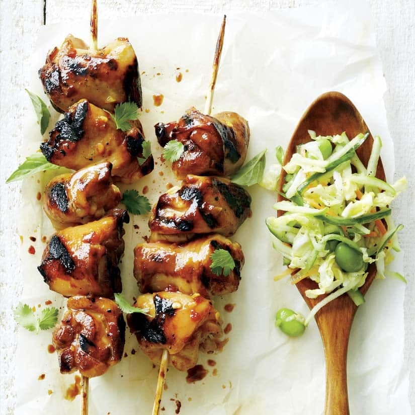 Brochettes de poulet piquantes et salade fraîcheur