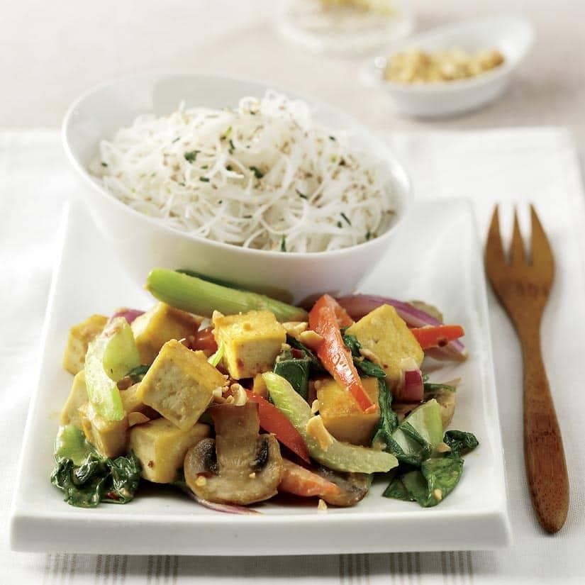 Sauté de tofu et de légumes aux arachides