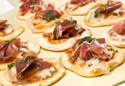 Mini-pizzas au prosciutto et au brie