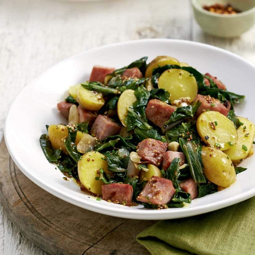 Salade pommes de terre, saucisses et bette à carde