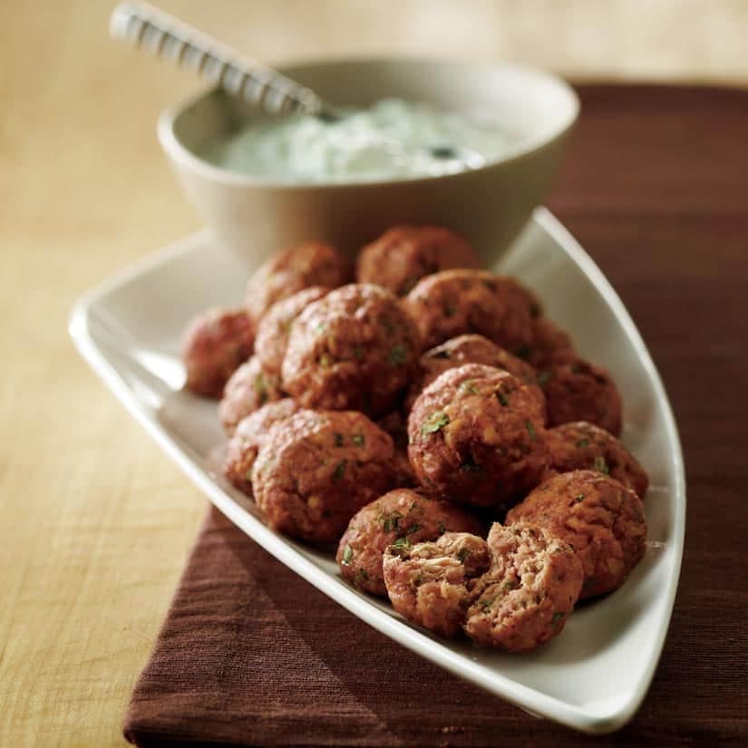 Boulettes de saumon tandoori et raïta au concombre