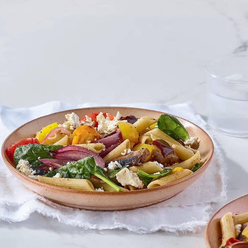 Salade tiède de pâtes au féta et aux légumes rôti