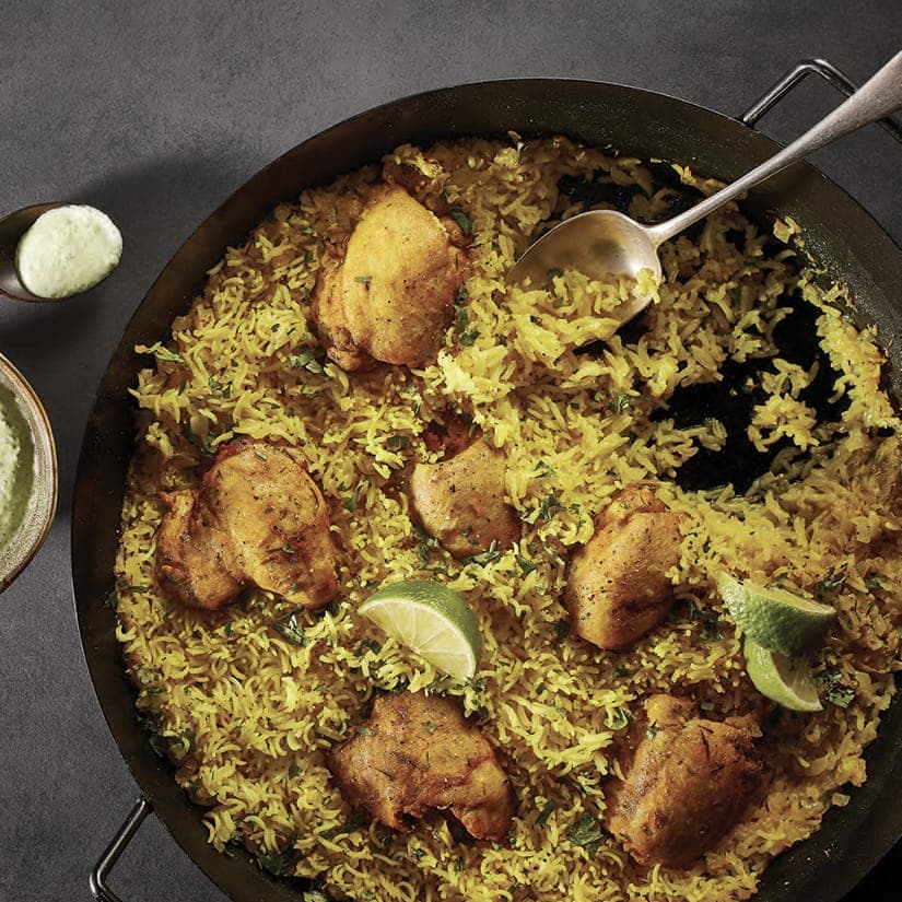 Poulet et riz au curcuma dans un poêlon