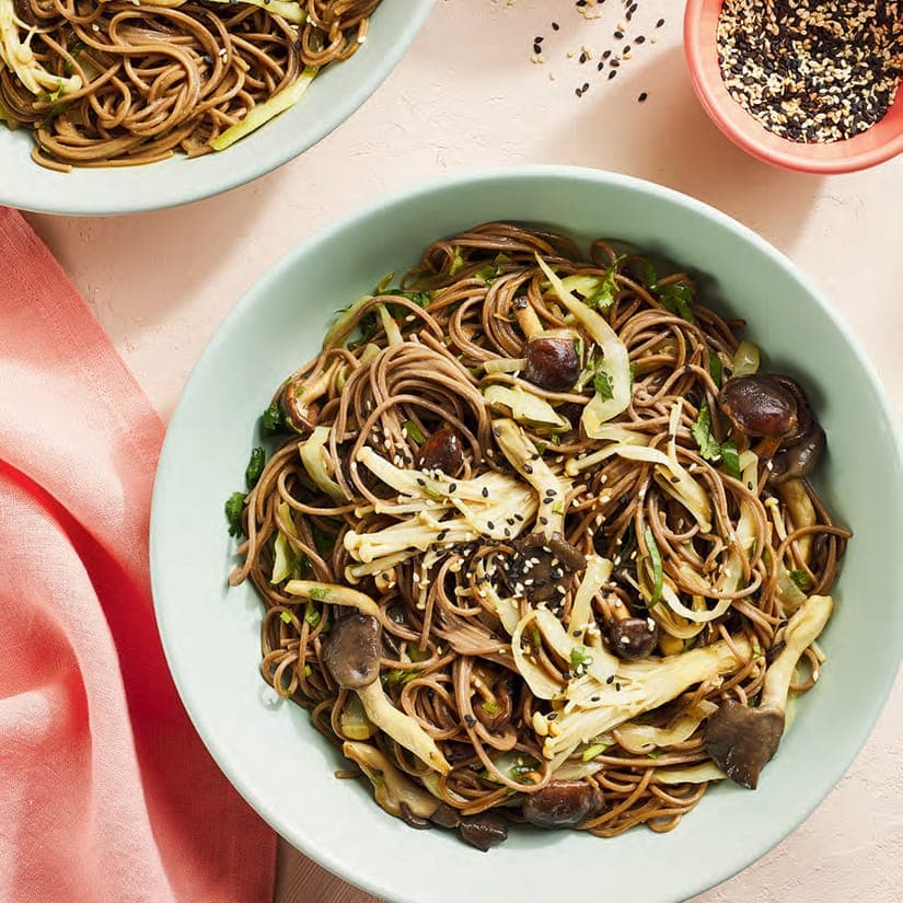 Salade de nouilles soba aux champignons