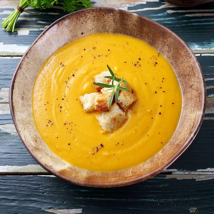 Soupe de courge, coulis poivrons rouges