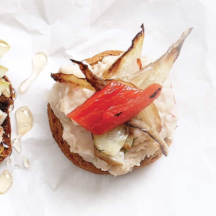 Canapés haricots, poivrons et fenouil grillés