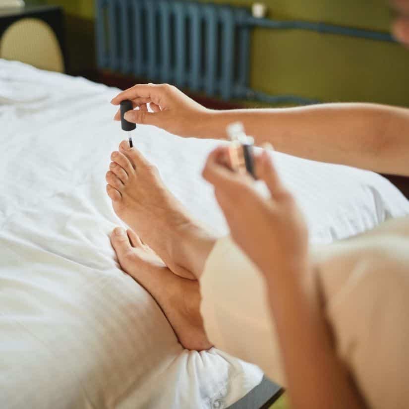 Couleurs tendances pédicures printemps 2024