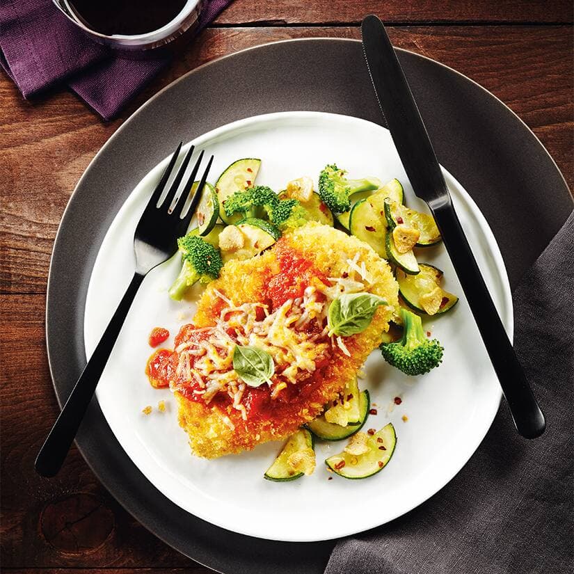 Poulet parmigiana et légumes sautés à l'ail