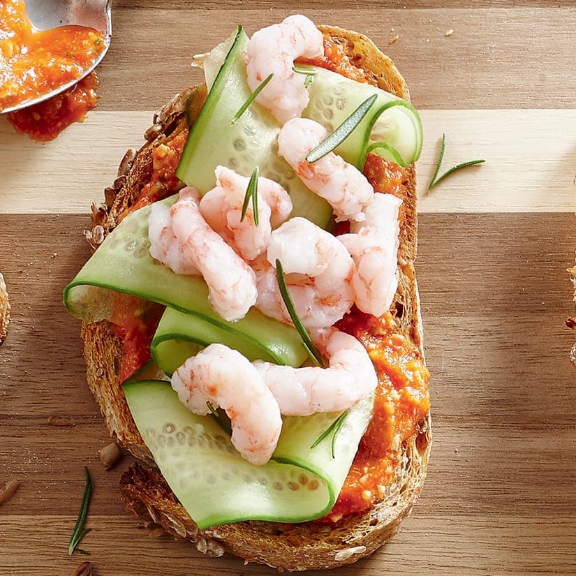 Tartines tapenade poivrons, concombre et crevettes