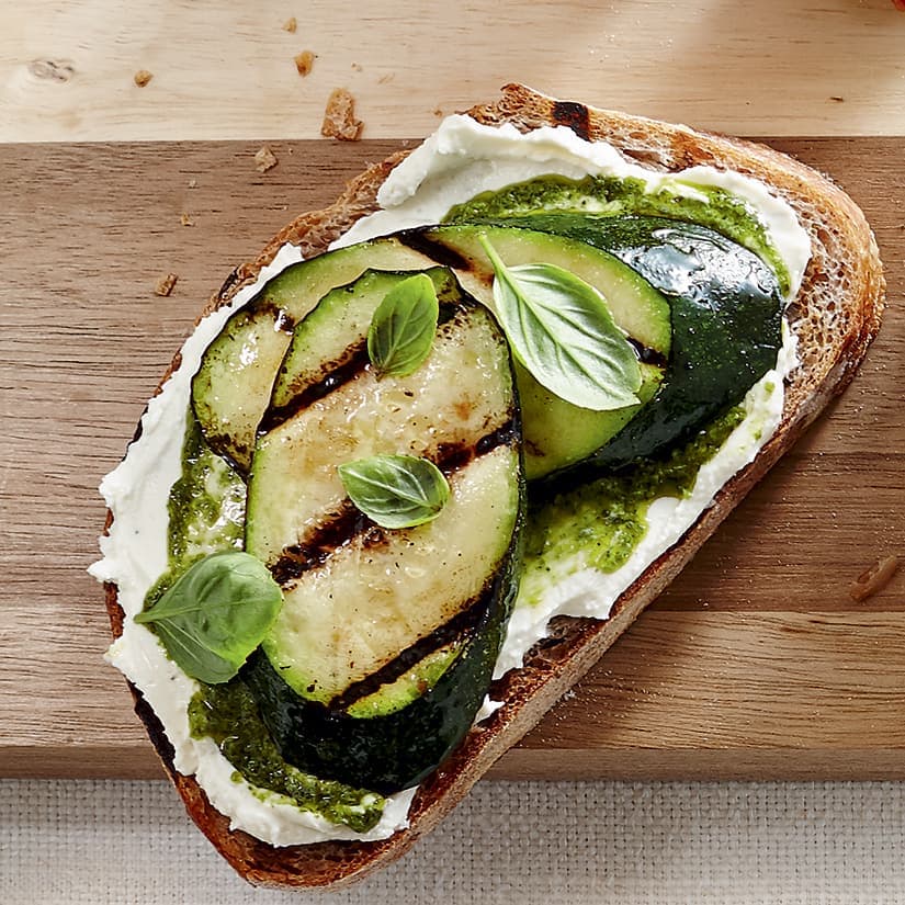 Tartines pesto, courgettes et chèvre fouetté