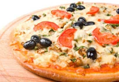 Pizzas grillées tomates, olives et basilic