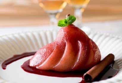 Poires pochées au vin rouge