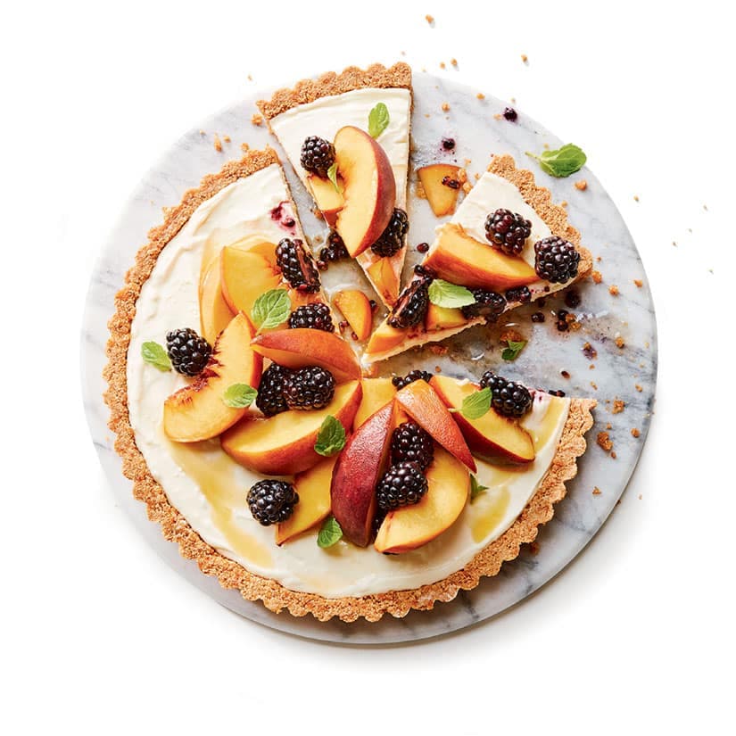 Tarte au fromage à la pêche et aux mûres