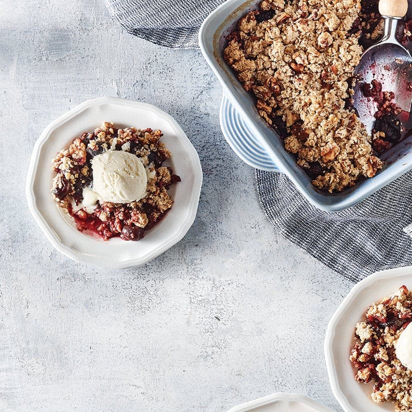 Crumble cerises, cannelle et noix de Grenoble