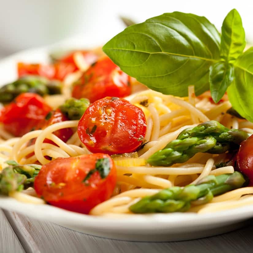 Spaghettis aux asperges, sauce carbonara