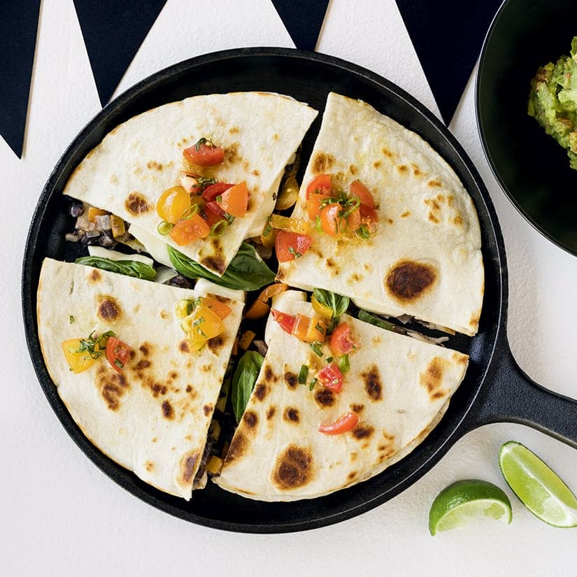 Quésadillas aux haricots noirs et aux bocconcinis