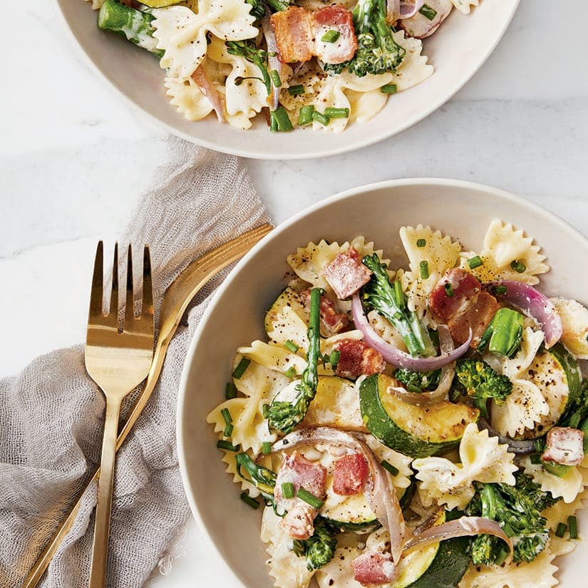Pâtes crémeuses aux légumes et au bacon